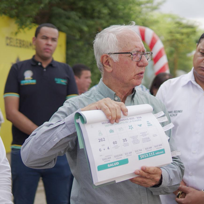 Min. Jaramilló mostrando informe que detalla $613.111 millones de pesos asignados al departamento de la Güajira. entre 2022 y 20