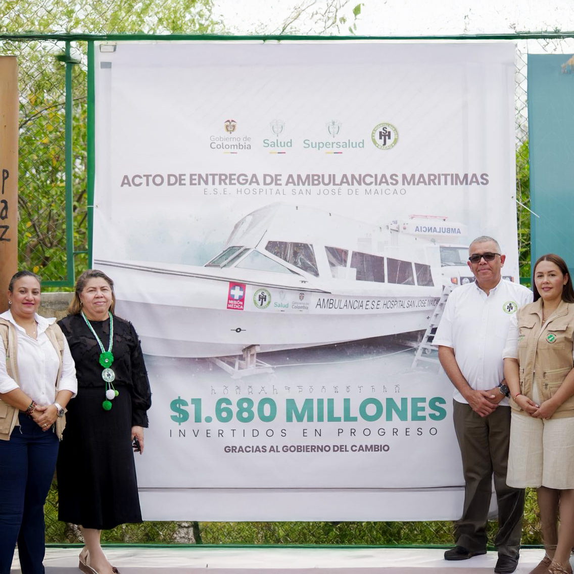 Personal de la ESE Hospital San José de Maicao junto a pancarta de entrega de las ambulancias marítimas medicalizadas