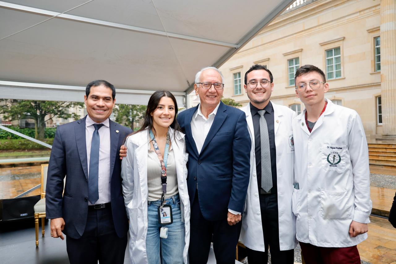 Ministro Jaramillo junto a internos de medicina