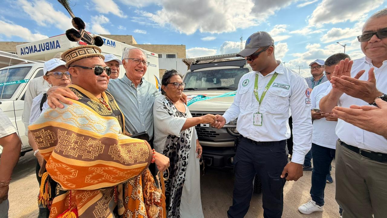 MinSalud Guillermo Alfonso Jaramíllo entregando equipos a la ESE y la comunidad
