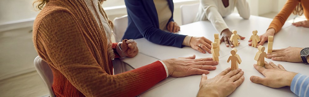 manos de diferentes personas sobre una mesa