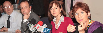 Viceministra de salud y bienestar,  Beatriz Londoño (segunda de derecha a izquierda), durante rueda de prensa sobre ola invernal