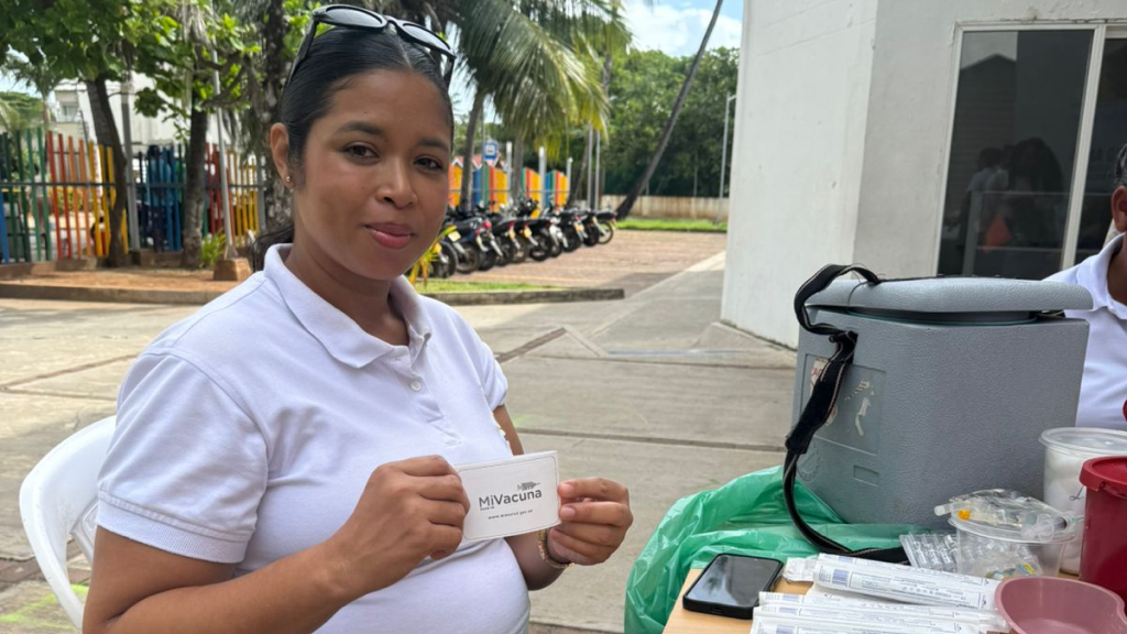 Mujer sosteniendo ca