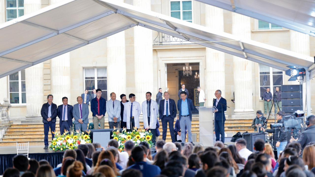Ministro Jaramillo en la tarima del evento de remuneración para internos de mnedicina