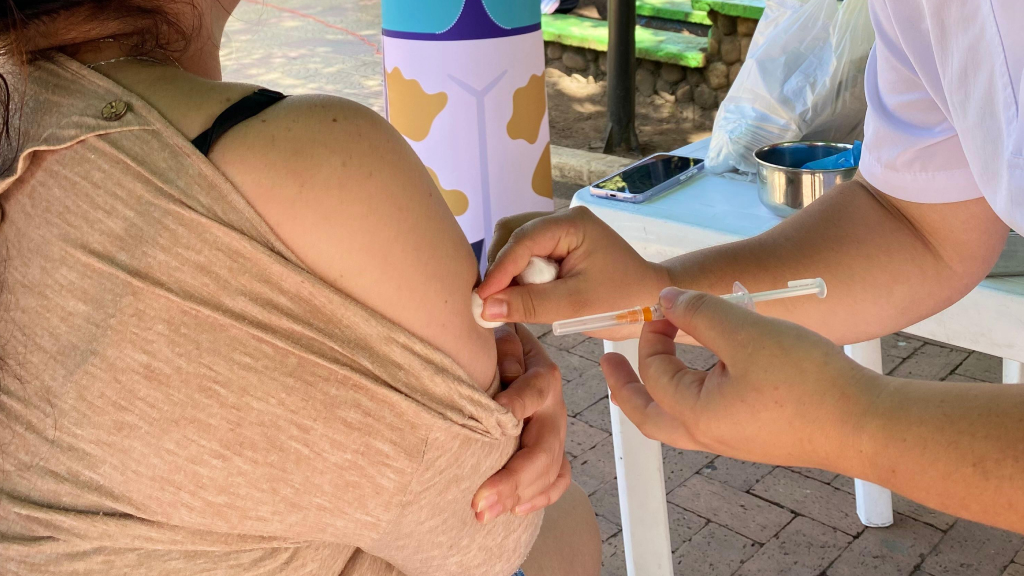 Mujer recibiendo vacuna