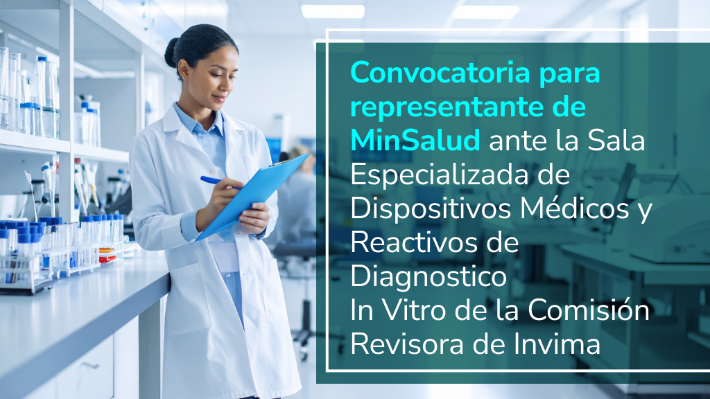 Profesional de laboratorio revisando documentos