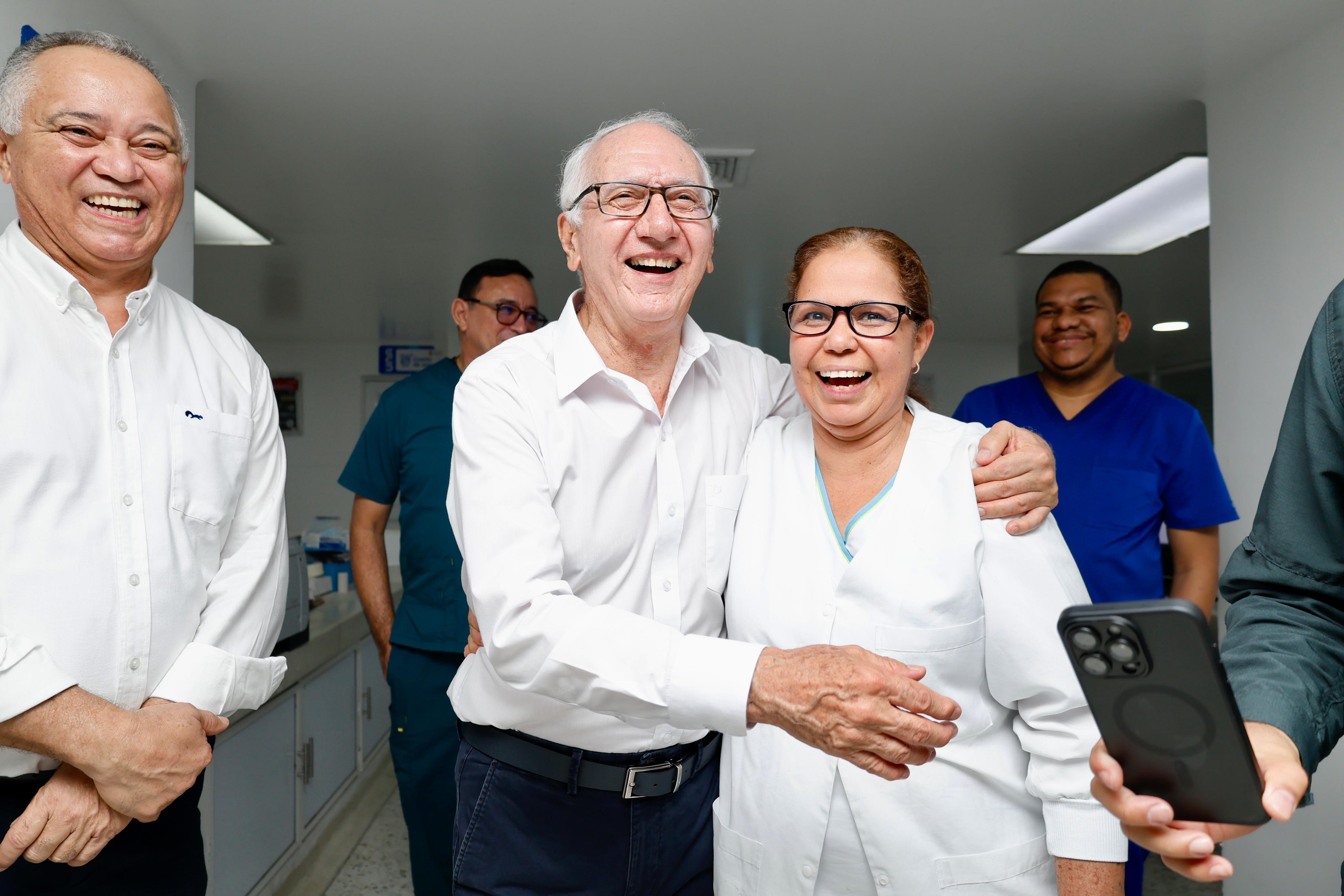Ministro de Salud Guillermo Alfonso Jaramillo Sonriendo con el personal de la ESE CASE en el atlático