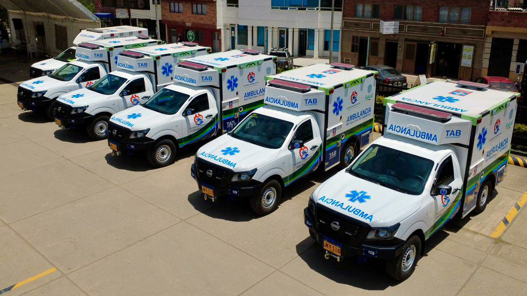 Fotografía de las 5 ambulancias nuevas entregadas por el Ministro de Salud guillermo Alfonso Jaramillo