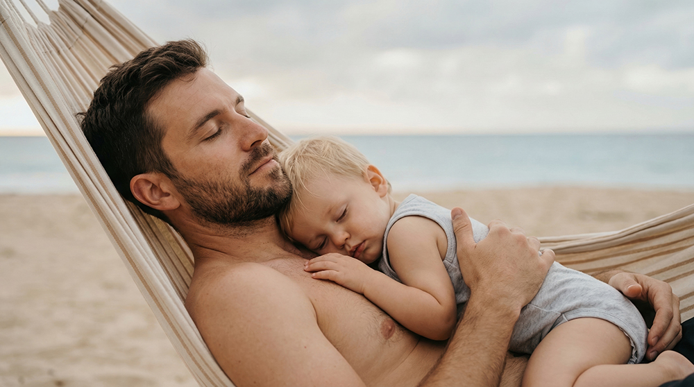 Padre durmiendo con si hijo en el pecho